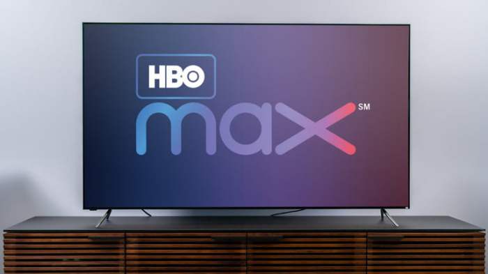 Logotipo de HBO Max en una pantalla de televisión..