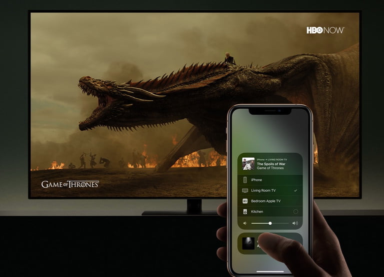 Una persona con un iPhone para transmitir en un televisor Samsung atraves de AirPlay 2.