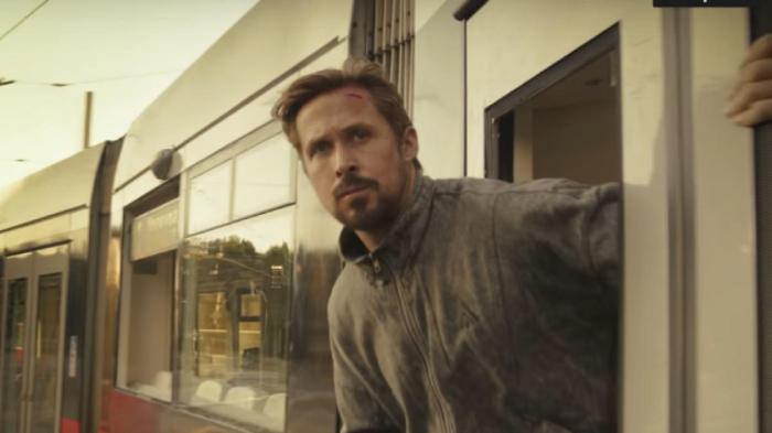 Ryan Gosling en una escena de The Gray Man de Netflix.