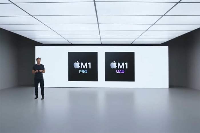 Un ejecutivo de Apple en una conferencia presentando los procesadores M1 Pro y M1 Max.