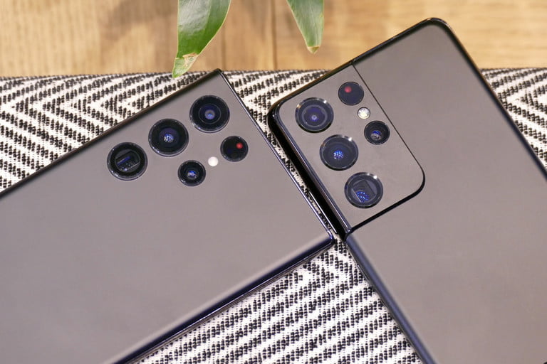 Un Galaxy S22 Ultra y un Galaxy S21 Ultra mostrando sus módulos de cámaras.