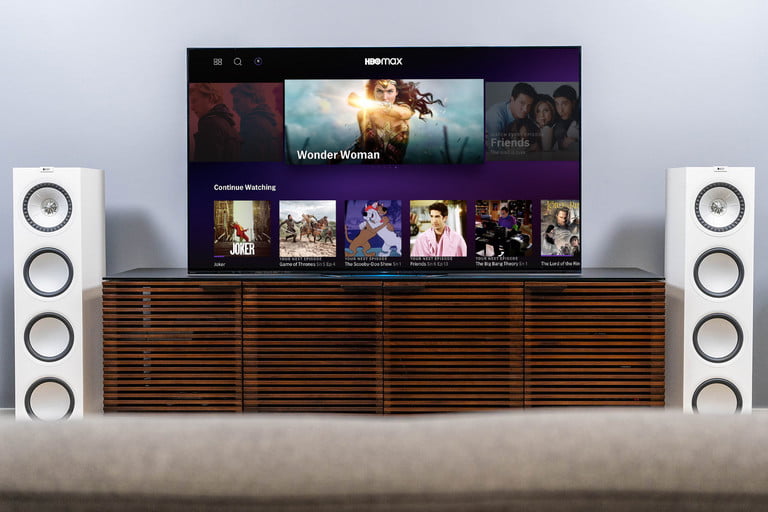 Un televisor sobre una consola con un home theater.