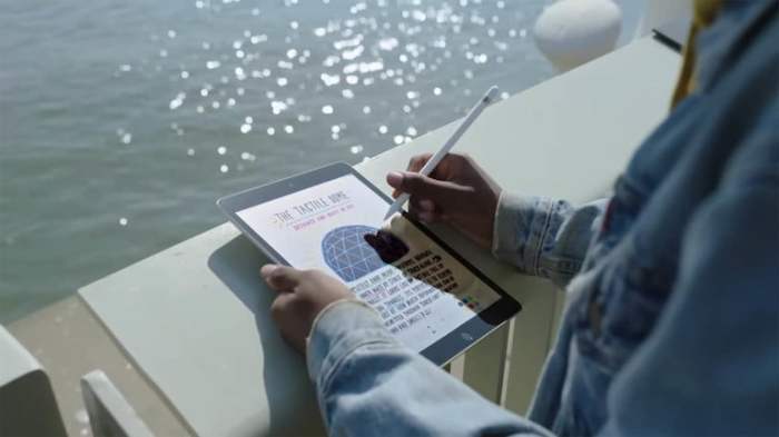 Una persona escribiendo en una iPad con un Apple Pencil.