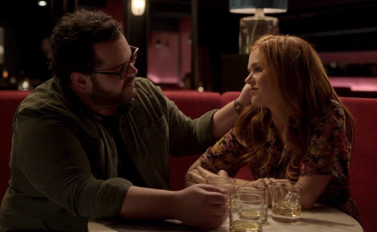 Josh Gadd e Isla Fisher en una escena de "Wolf Like Me" (2022).