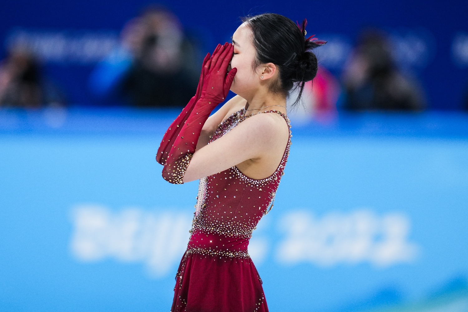 Una niña con un vestido participa en patinaje artístico sobre