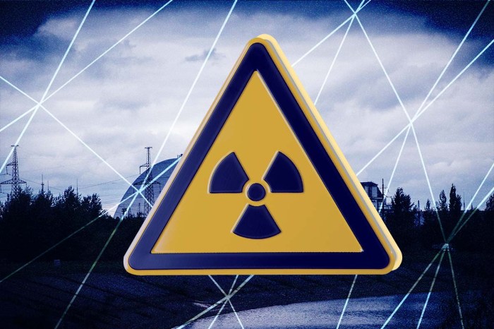 Un “trébol radiactivo", símbolo que se utiliza para indicar la presencia de radiación, sobre un fondo de Chernobyl.