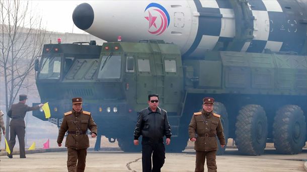 Kim Jong Un camina con lentes oscuros delante de un misil