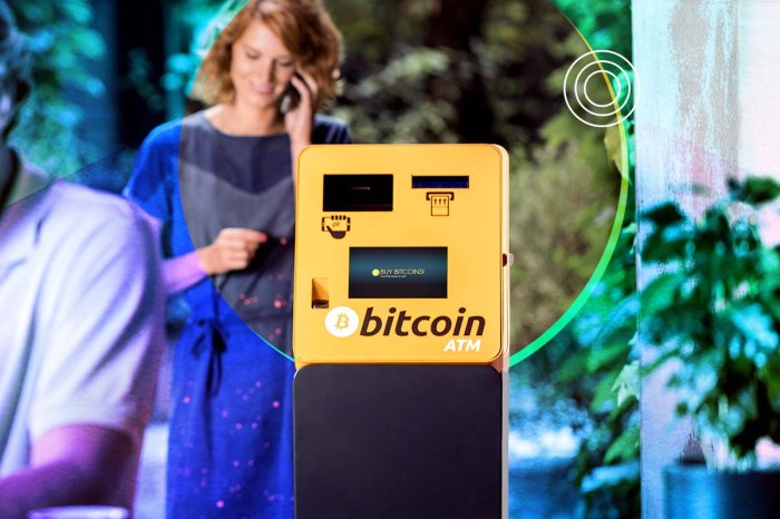 Un cajero de Bitcoin y una mujer hablando por celular en el fondo.