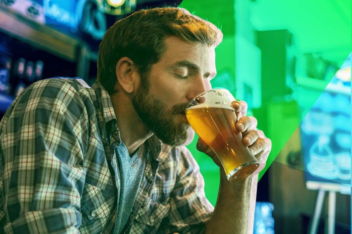 Hombre bebiendo una cerveza en lo que parece una cantina.