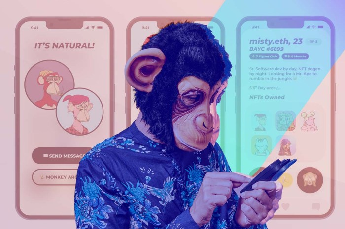 Una persona con una máscara de simio sosteniendo un celular.