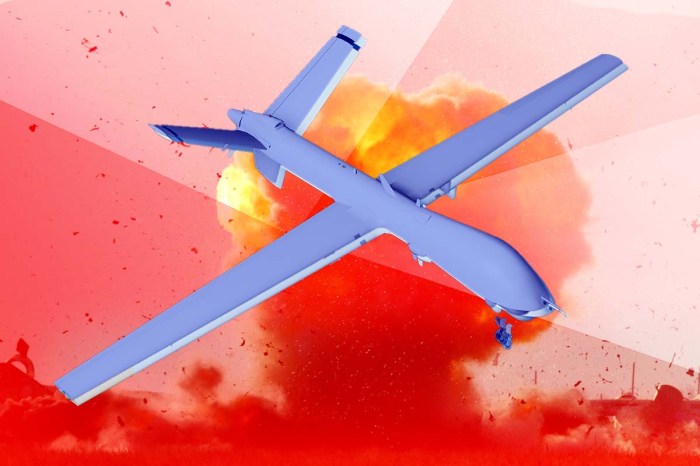 Un "dron suicida" sobre una imagen de una explosión.