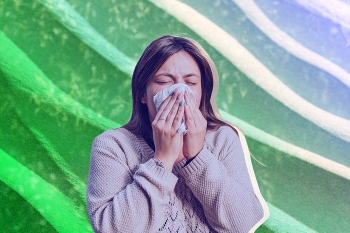 Una persona estornudando a raíz de la alergia de primavera.