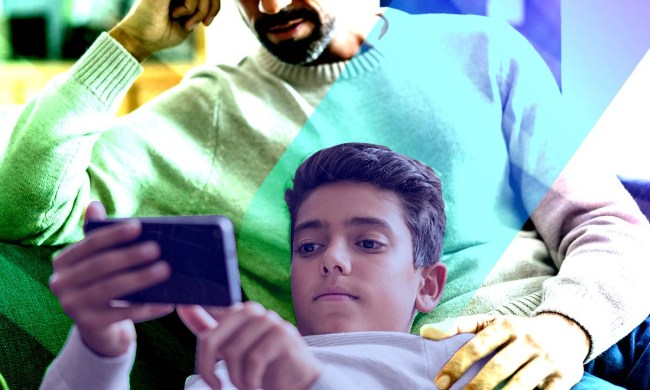 Un niño y un adulto viendo contenido en un celular.