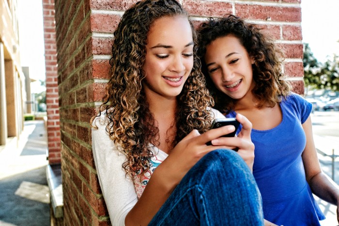 alternativas facebook messenger adolescentes escriben telefono