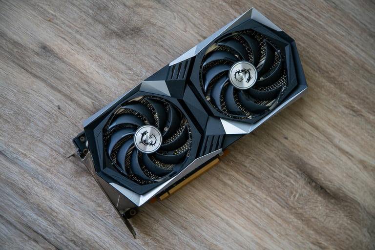 AMD Radeon RX 6600 XT sobre una superficie de madera.