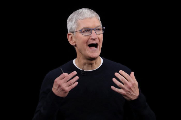 Tim Cook dirigiendo una Keynote de Apple en Cupertino.
