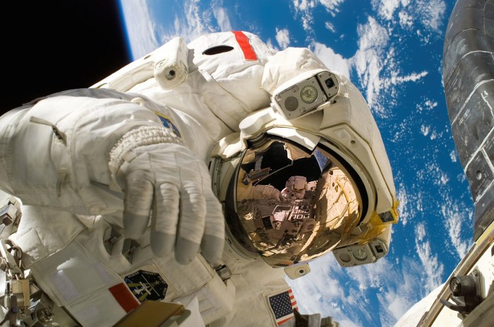 Un astronauta flota en el espacio con la Tierra de fondo.