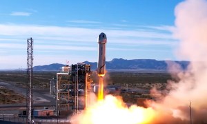 Blue Origin cambia de fecha y deja sin viaje espacial a Pete Davidson