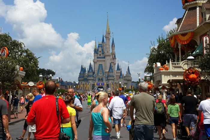 Empleados de Disney se movilizan en apoyo a la comunidad LGBTQ+