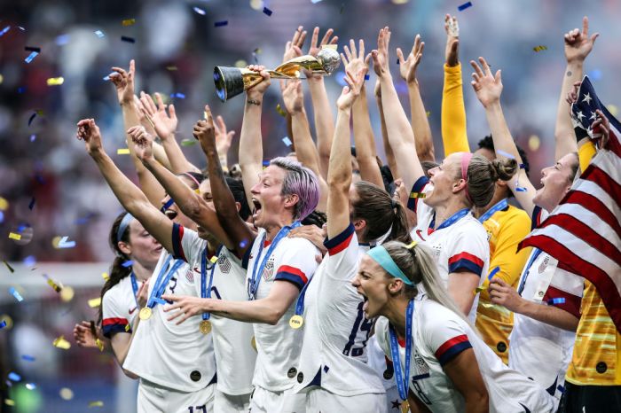 La selección de fútbol femenino de Estados Unidos celebra el título de la Copa del Mundo de 2019.