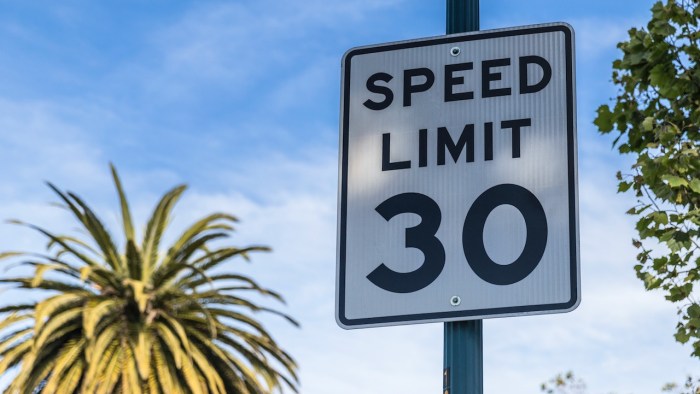 los angeles reduce velocidad speed limit sign by the road