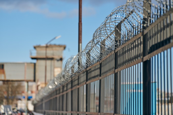 Una reja de seguridad rodeando un recinto penitenciario.