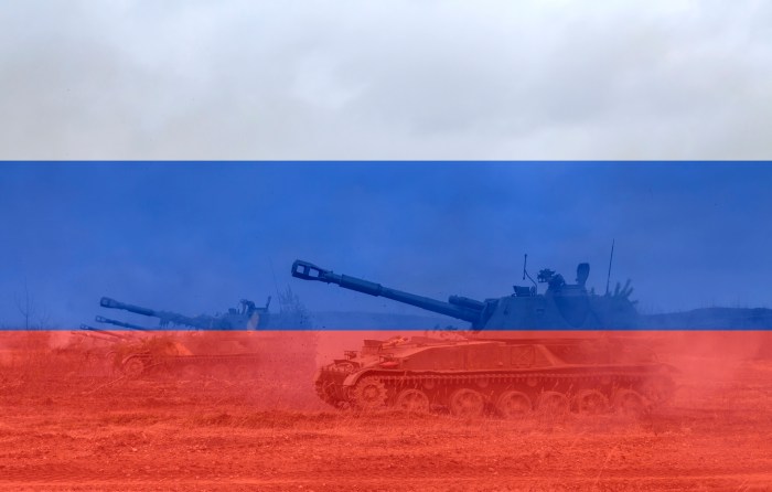 Bandera rusa con tanque al fondo