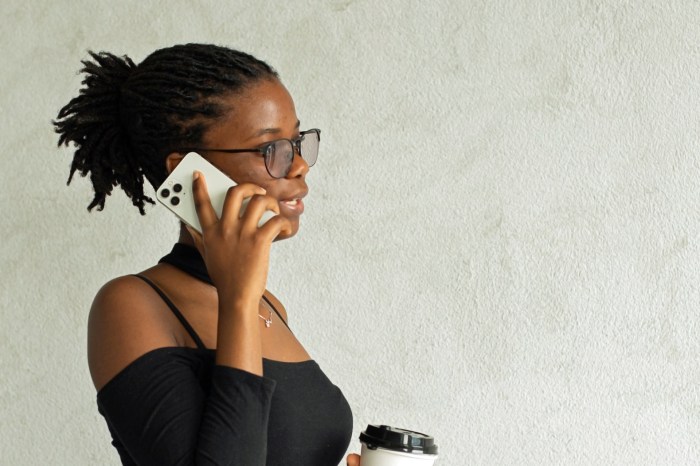 Una mujer hace una llamada telefónica a través de un iPhone.