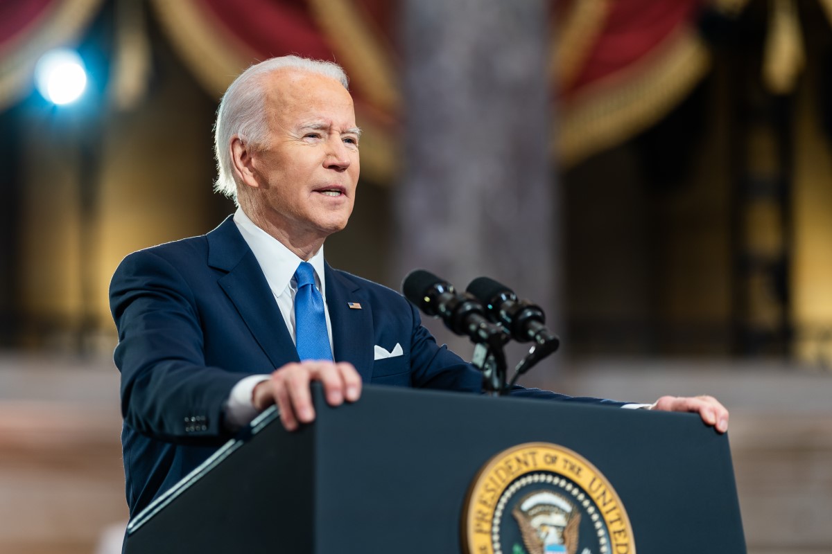 Biden llama a reforzar las defensas ante ciberataques rusos