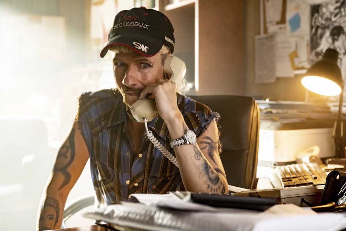 Escena de Joe vs Carole (2022).