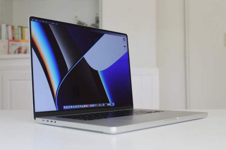 MacBook Pro 2021 sobre una superficie blanca.