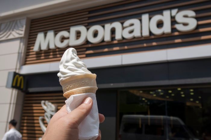 Un helado es sostenido afuera de un McDonald