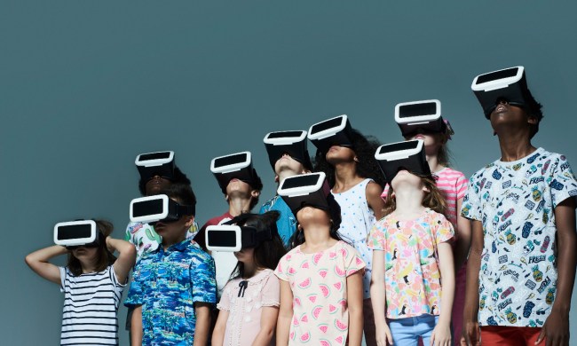 Niños miran hacia el cielo con auriculares de realidad virtual