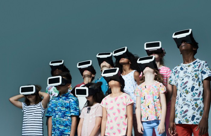 Niños miran hacia el cielo con auriculares de realidad virtual