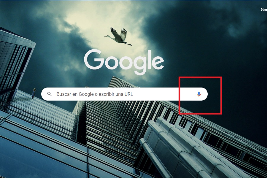 Página principal de Google Chrome con el icono del micrófono.