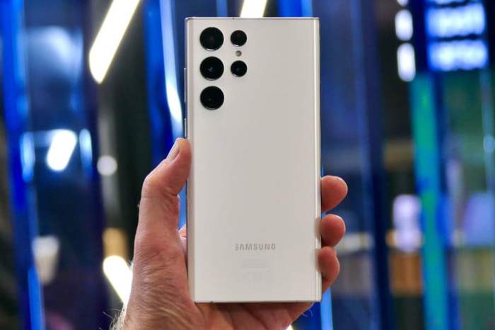 Samsung Galaxy S22 Ultra blanco en la mano de una persona.