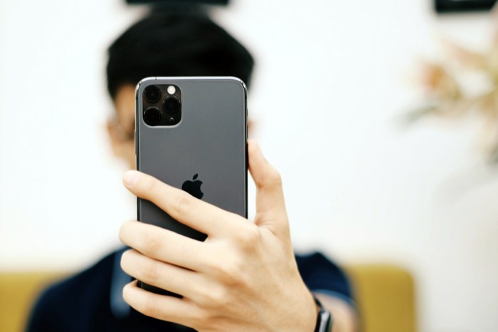 Un hombre se toma una selfie con un iPhone.