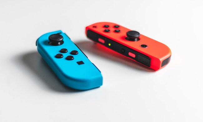 Los controles de una consola Nintendo Switch en un fondo blanco.