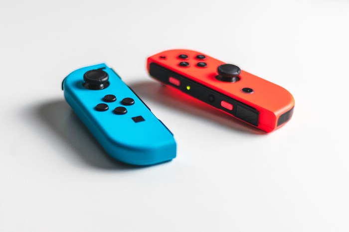 Los controles de una consola Nintendo Switch en un fondo blanco.