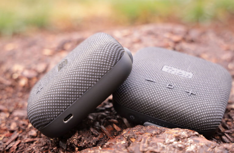 Dos Tribit StormBox Micro sobre unas rocas en el campo.