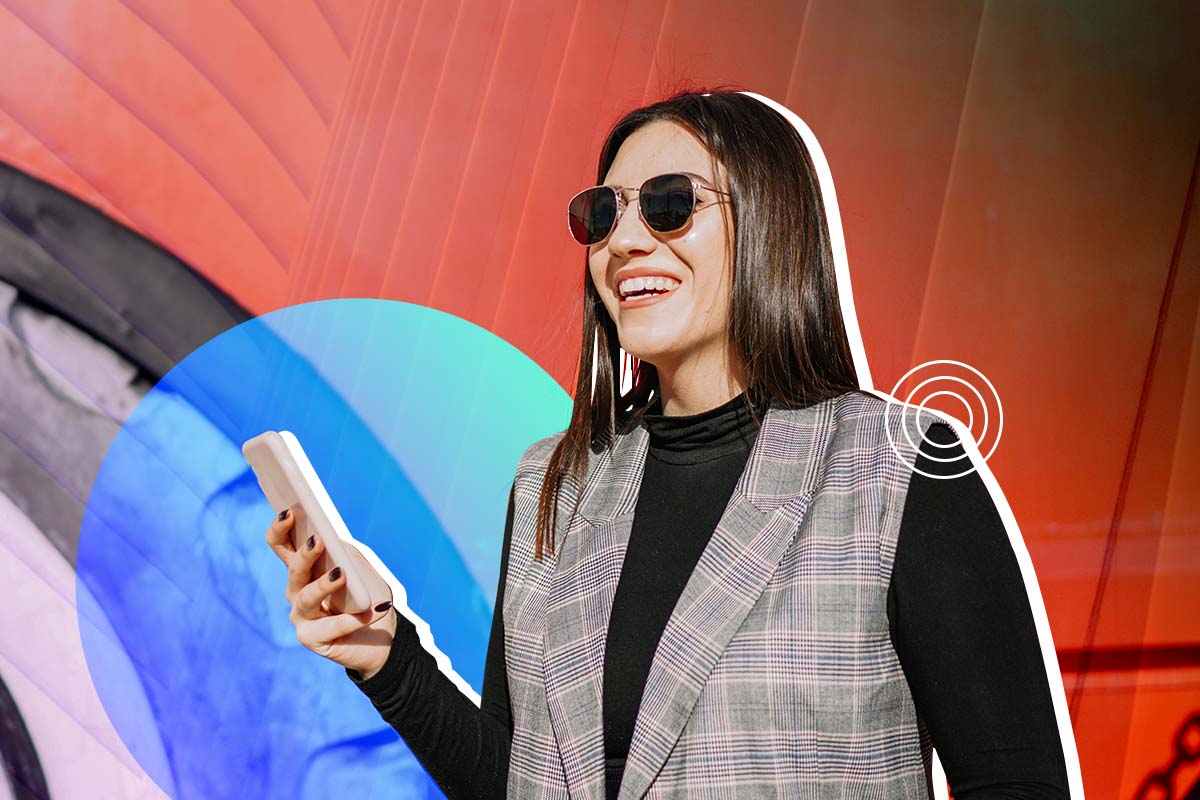 Una mujer sosteniendo un celular enorme en la mano.