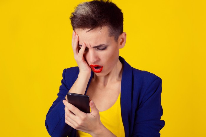 cinco aplicaciones chrome que debes eliminar por ser malware shocked woman looking at phone