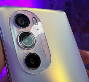 Detalle de la óptica del Motorola Edge 30 Pro