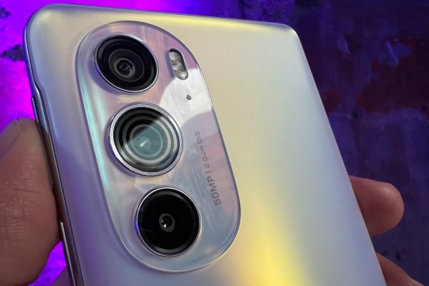 Detalle de la óptica del Motorola Edge 30 Pro