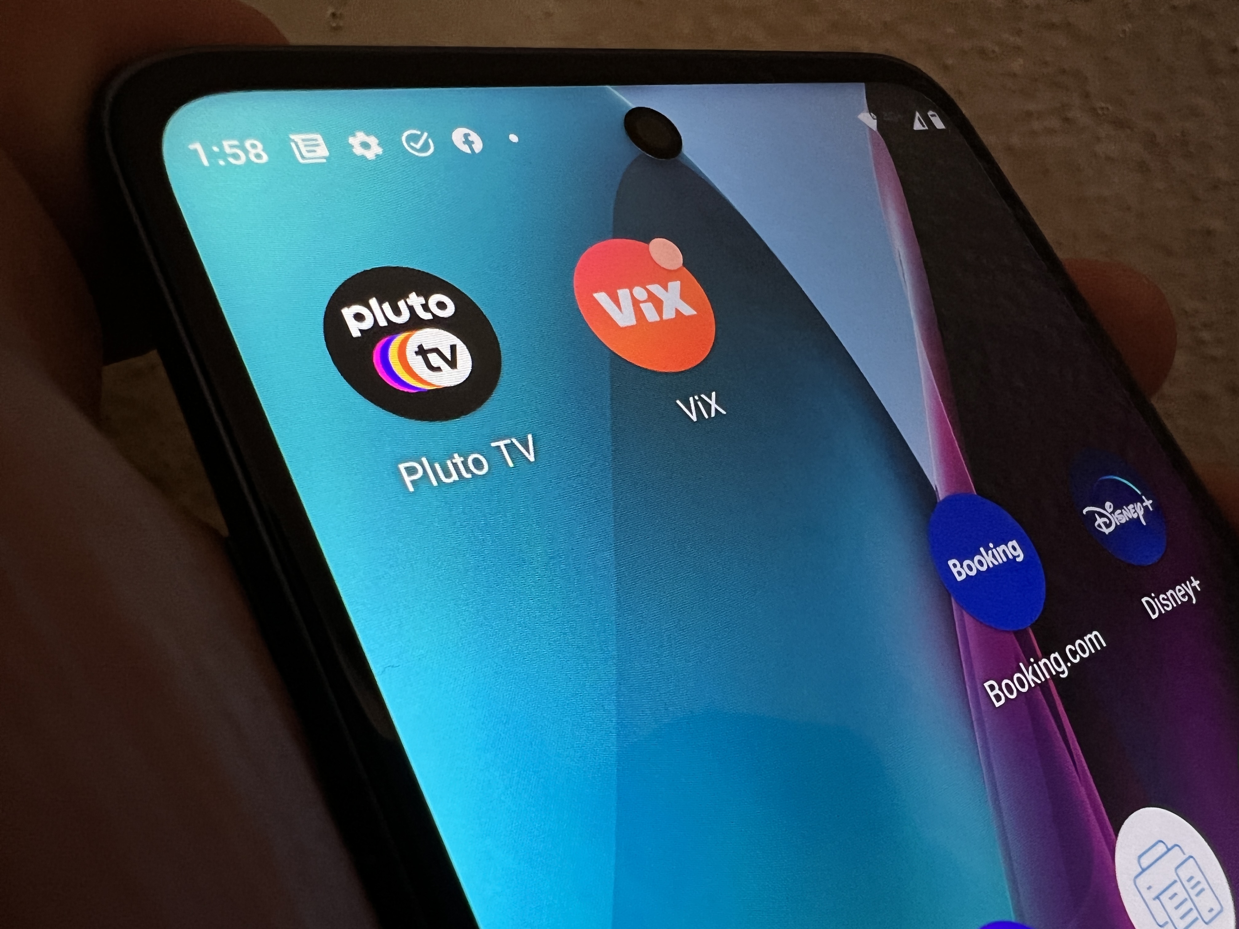 Teléfono está desplegando las aplicaciones ViX y Pluto TV, plataformas de video en streaming gratuito.