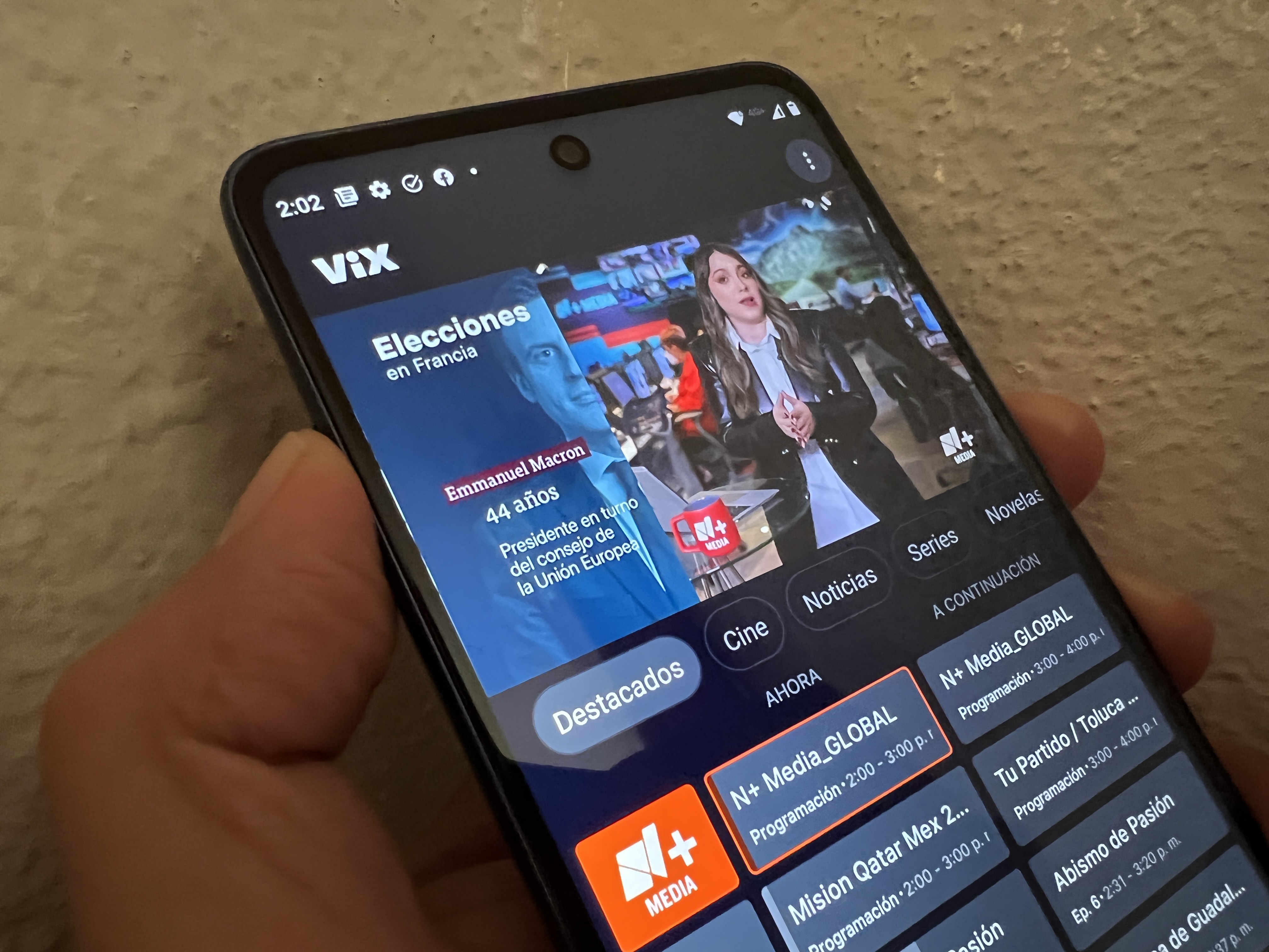 Teléfono está desplegando la interfaz principal de ViX, servicio de streaming de TelevisaUnivision.