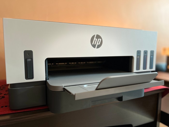 La impresora HP Smart Tank 720 colocada sobre un mueble.