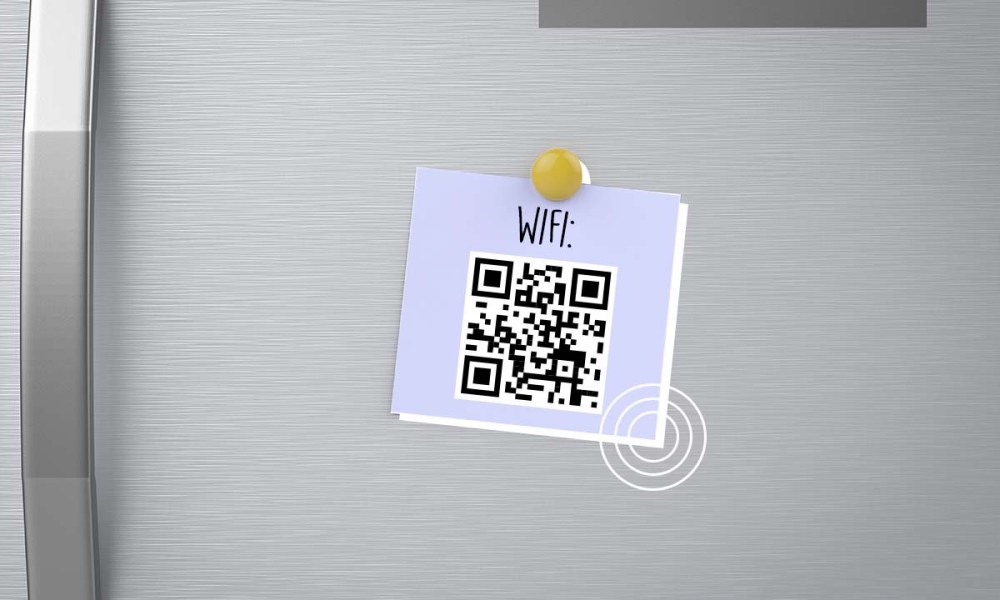 Un código QR sobre una nevera para compartir la red Wi-Fi fácilmente.