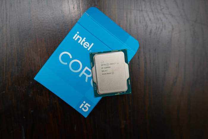 Procesador Intel Core i5-12600K sobre su caja de empaque.