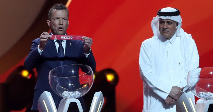 El ex campeón del mundo, el alemán Lothar Mattheus saca el papel de México en el sorteo de Qatar 2022